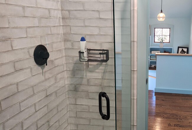 Building Photo - 44 W Shore Rd