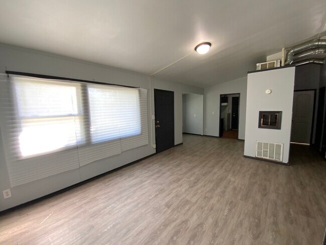Building Photo - 411 N Beard St