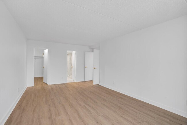 Building Photo - 1055 River Rd