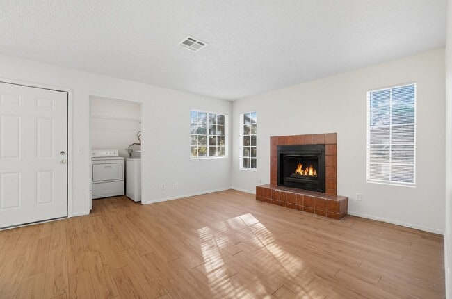 Building Photo - 2 Bedroom Unit - AVAILABLE NOW - ** MOVE I...