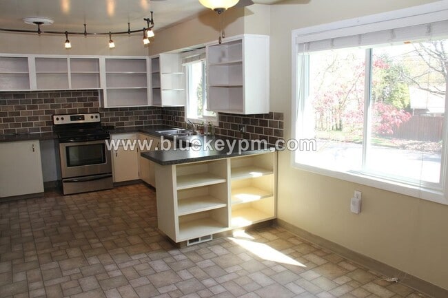 Building Photo - 2 Bed, 1 Bath Home Near Park Rose City Gol...