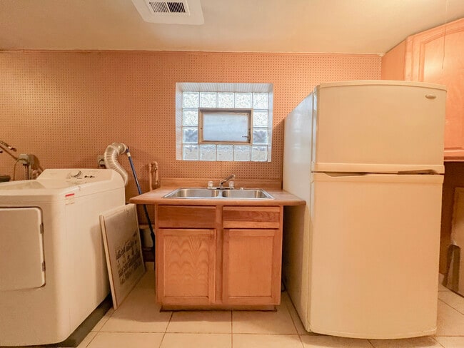 Building Photo - 4716 Thatcher Ave