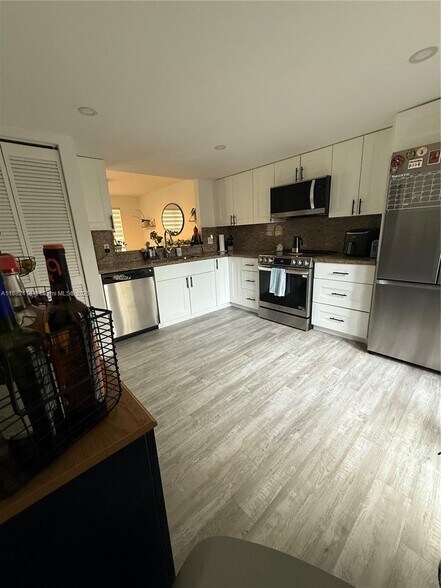Building Photo - 5460 SW 70th Pl N