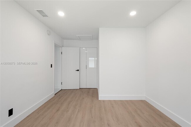 Building Photo - 1543 SW 1st Ave