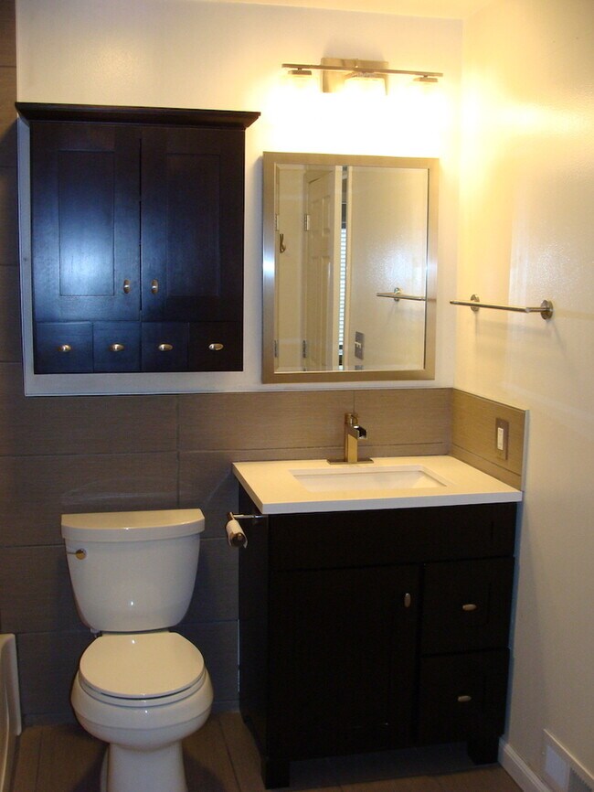 Building Photo - Two Bedroom Updated Windcrest Condo