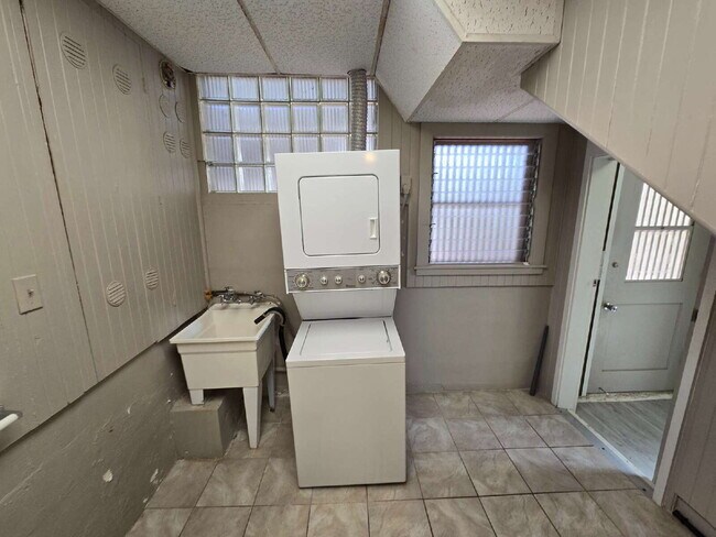 Building Photo - Downstairs unit of House - 2br/1ba/1pkg Kaimuki area