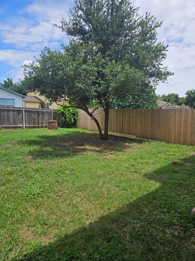 Building Photo - Cute house ready to be called your home !