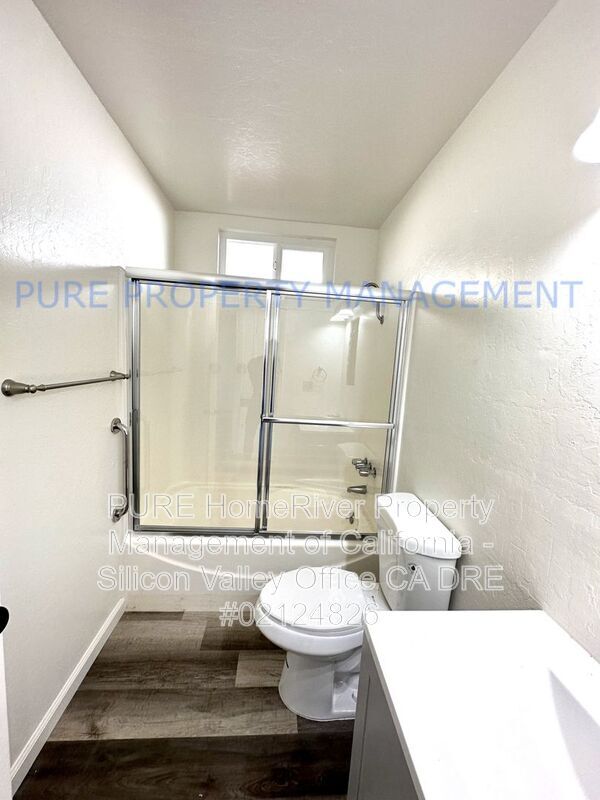 Building Photo - 555 Bridge St