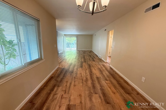 Building Photo - Remodeled 2 Bedroom Duplex with Private Ba...