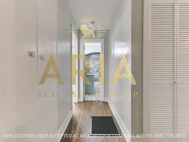 Building Photo - COMING SOON! 2 Bed/2 Bath Duplex Super Clo...