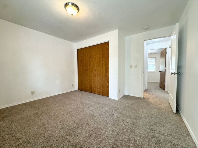 Building Photo - 2bd/1b Apartment, Boise Bench-Close to Eve...