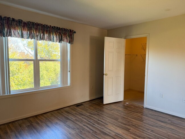 Building Photo - Beautiful 3 Bedroom 1.5 Bathroom Townhome ...