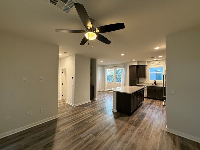 Building Photo - Great 2B/2.5BA Townhome in Oceanside!