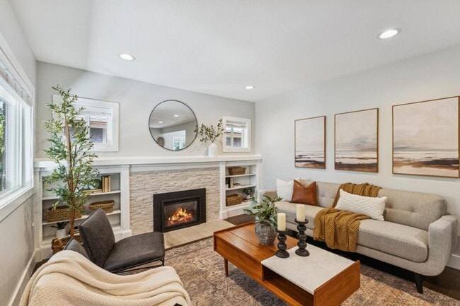 Building Photo - 1041 Yale Ave S