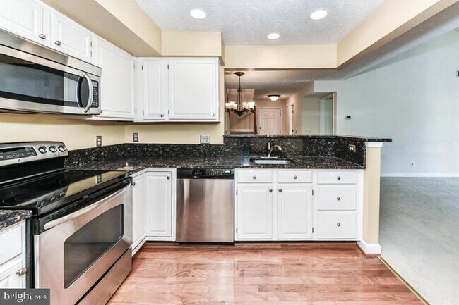 Building Photo - Expansive Loft-Style Living in a Resort-Like Community