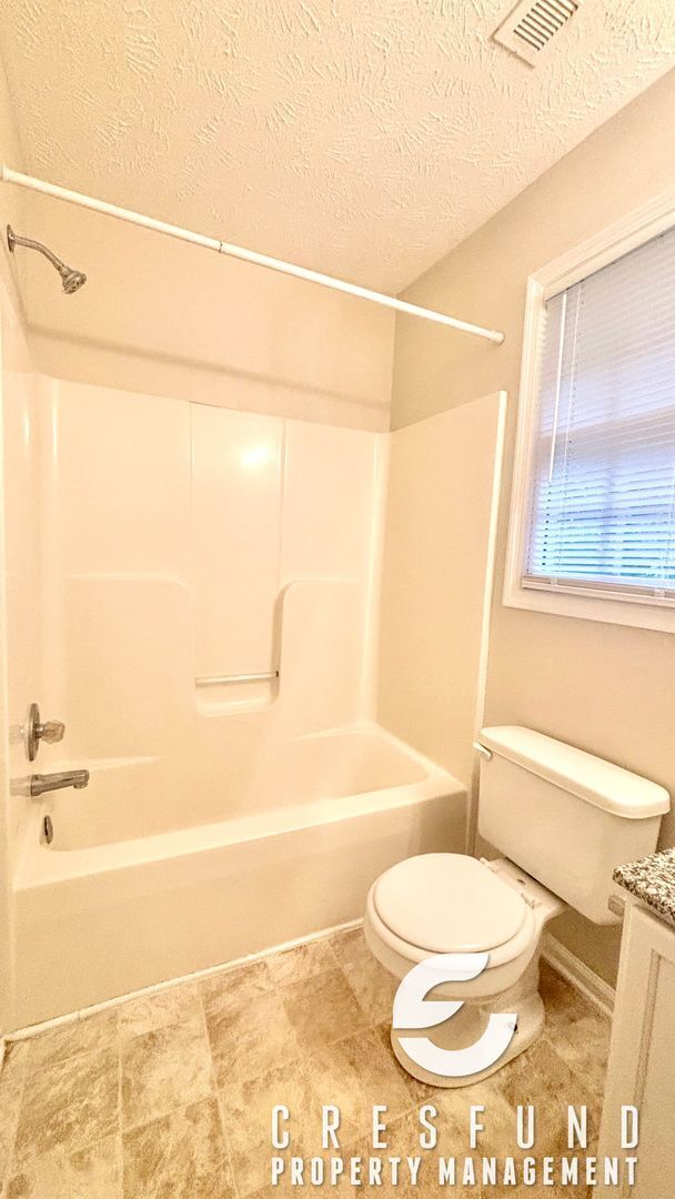 Building Photo - Comfort, Style, and Space - 15 MIN FROM FT...