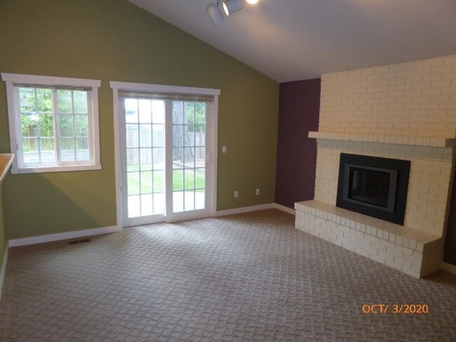 Building Photo - Beautiful 2 Story 3 Bed 2.5 Bath
