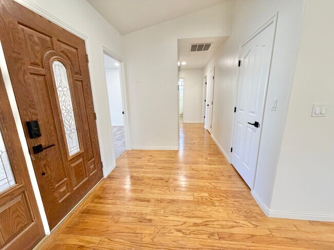 Building Photo - Beautiful Bloomington Area Home