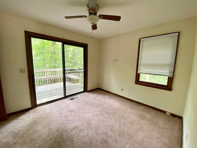 Building Photo - 2 Bed/1 Bath Cottage in Private Area