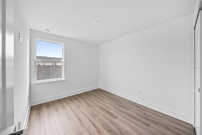 Building Photo - 1856 Crowncrest Dr