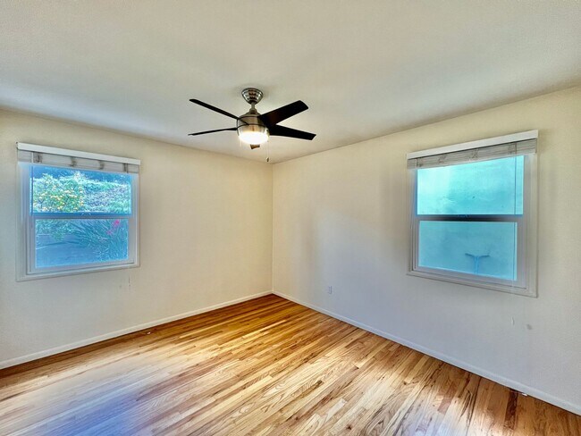 Building Photo - Stunning 2B/2BA house available w/ Large B...