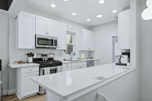 Building Photo - Beautiful 3 Bedroom Craftsman Bungalow Furnished or Unfurnished Available NOW!