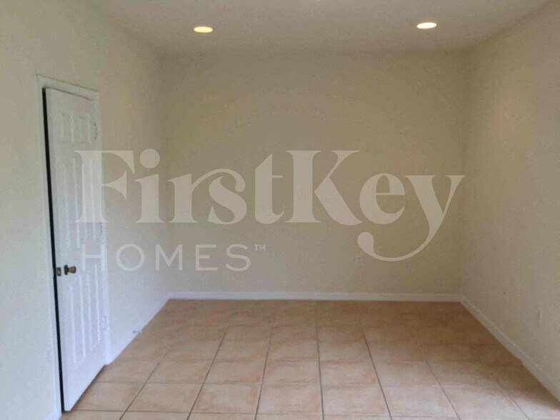 Building Photo - 1624 SE 20th Rd