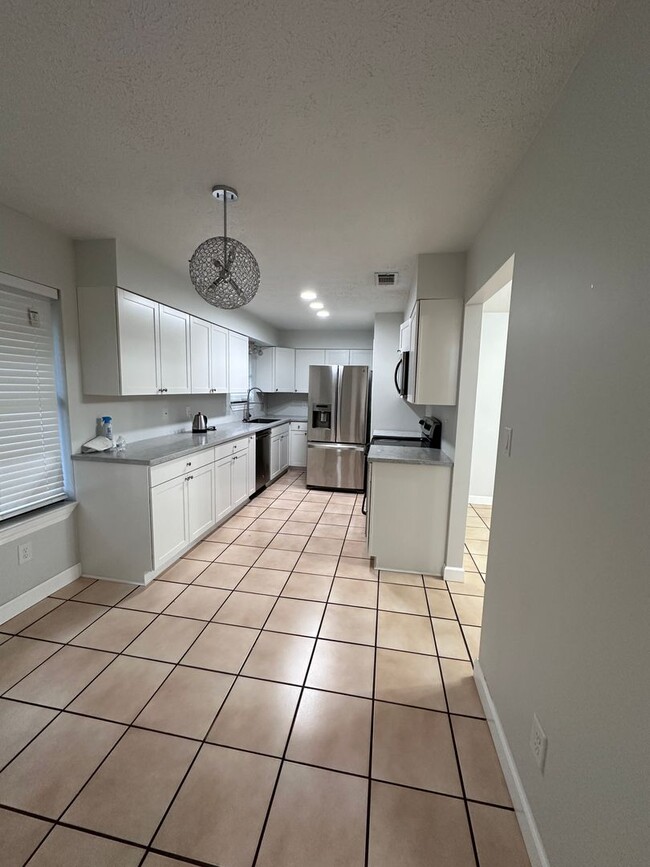 Building Photo - Convenient to Tyndall, less than a block t...