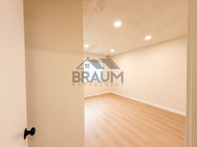 Building Photo - 4636 Laurel Canyon Blvd