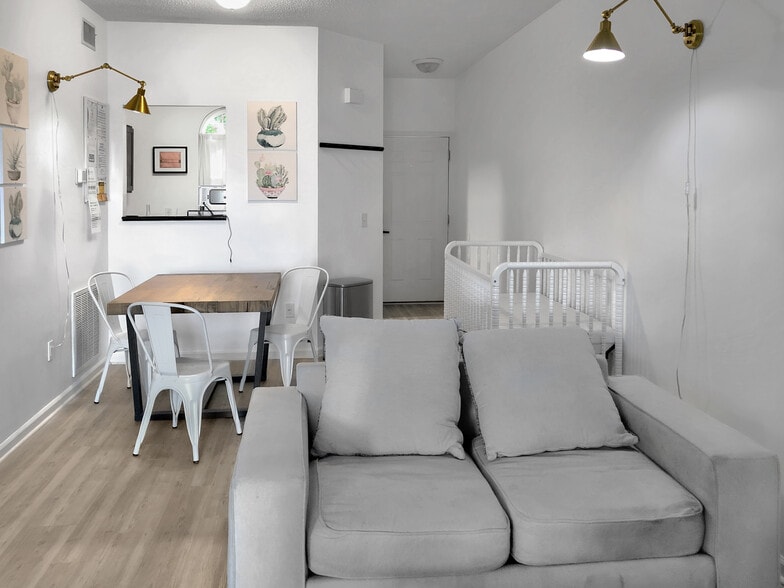 Living room - 4220 Wilshire Blvd