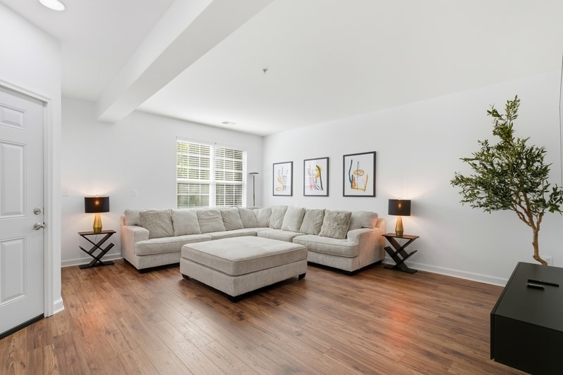 Building Photo - 613 Spectator Ave