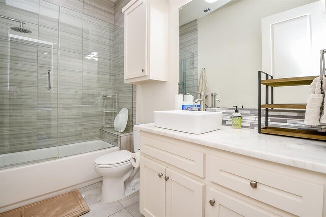 Building Photo - 3203 Blue Bonnet Blvd