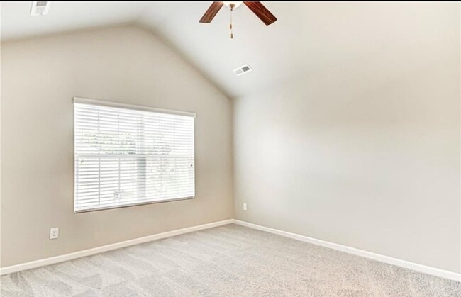 Building Photo - 3 Bedroom 2.5 Townhome available now