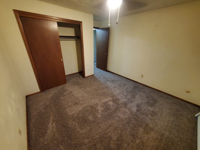 bedroom2 closets - 5721 Sheridan Rd