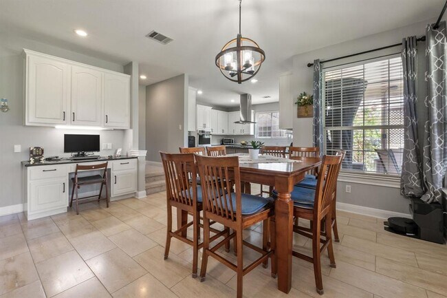 Building Photo - 2147 Hilton Head Dr