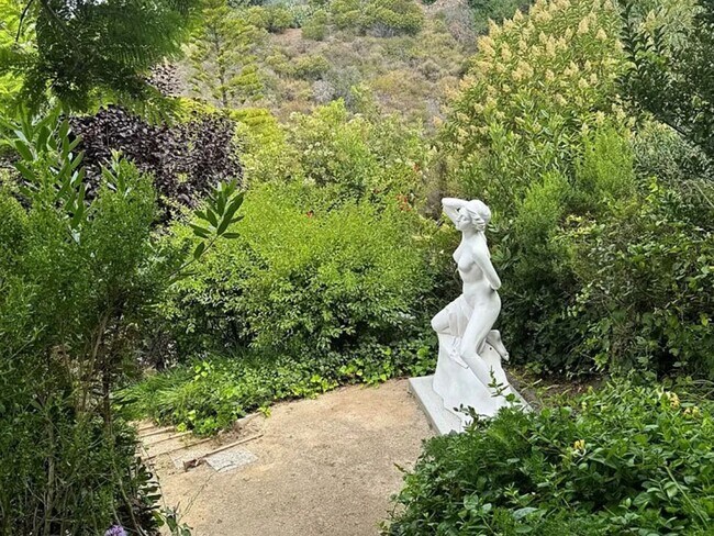 Building Photo - Azari PM-Juccuzi- half acre luxurious landscape-fully chic furniture -  massive lot , 18 fruit tr...