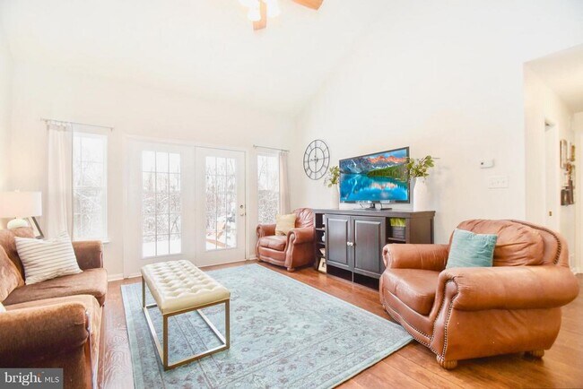 Building Photo - 102 Peregrine Ln