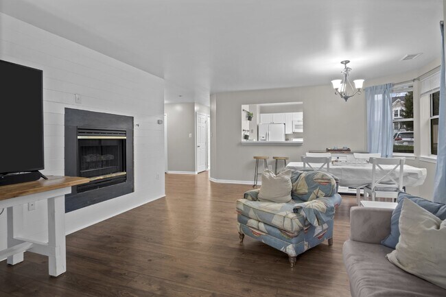 Building Photo - Comfortable, convenient, and well located Ashburn condo.