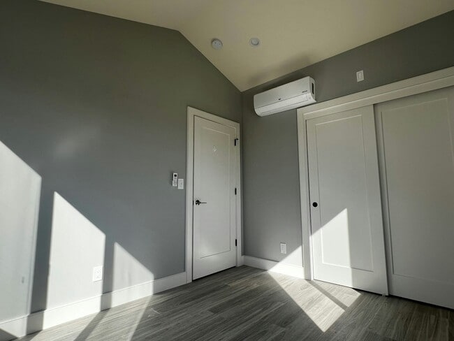 Building Photo - 620 Columbia St