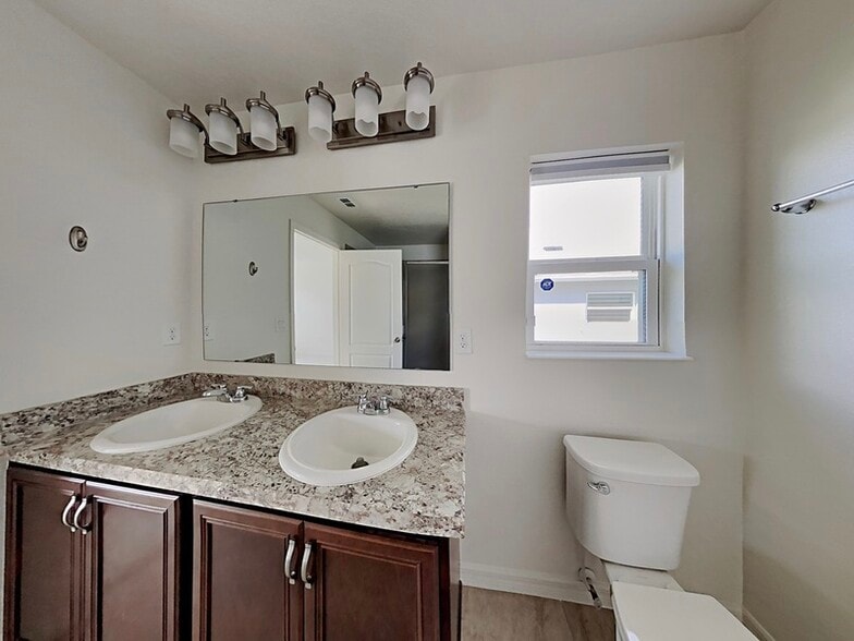 Building Photo - 4600 Glencrest Loop