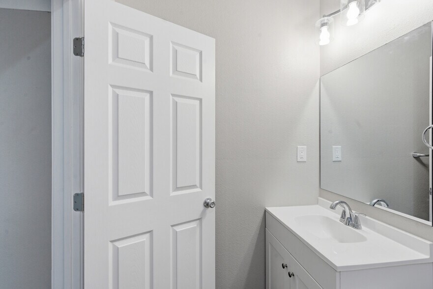 Building Photo - 1711 Halsell St