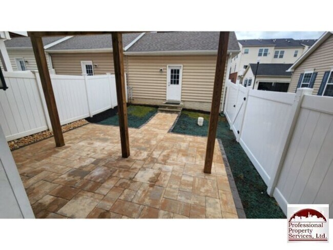 Building Photo - Beautiful Luxury Townhome Near Everything!