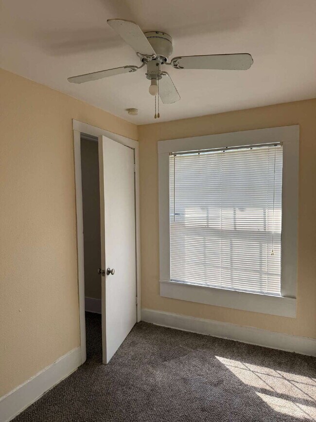 Building Photo - 1 Bedroom plus a Den, Close to SAC and Ala...
