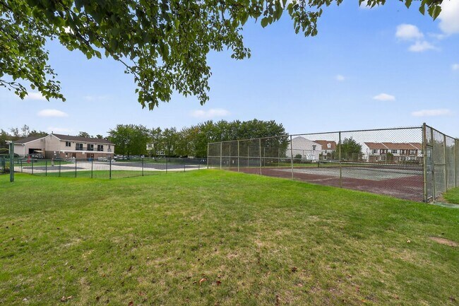 Building Photo - Beautiful 2 Bedroom, 1 Bathroom Condo In W...