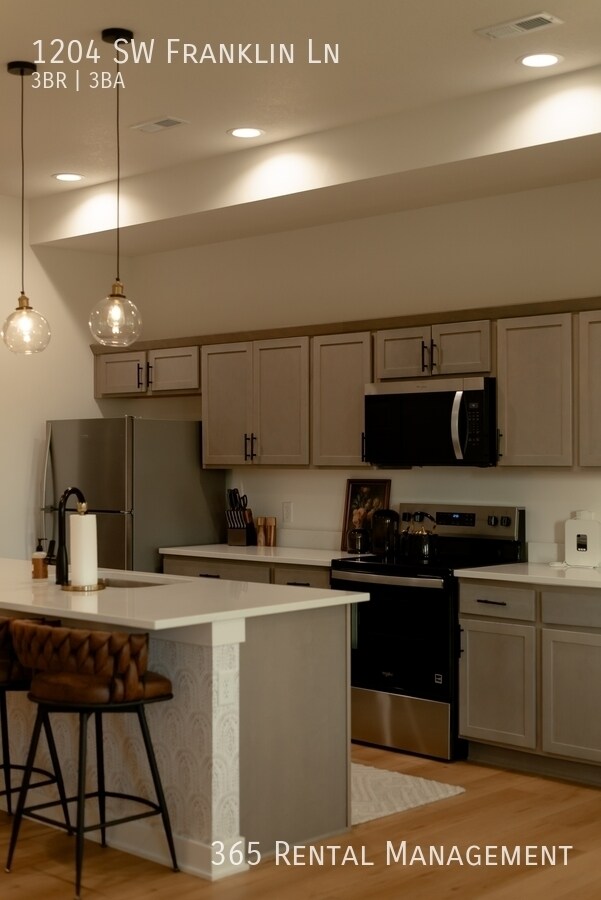 Building Photo - 1204 SW Franklin Dr