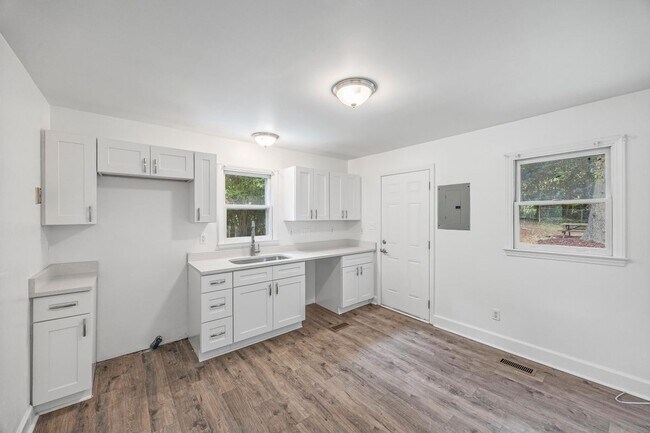 Building Photo - 3714 Carlyle Dr
