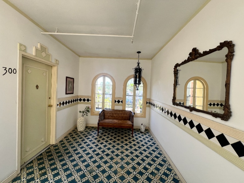 Building Photo - 2028 Beachwood Dr