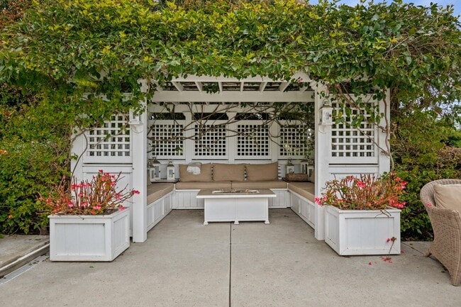 Building Photo - 1539 Shoreline Dr