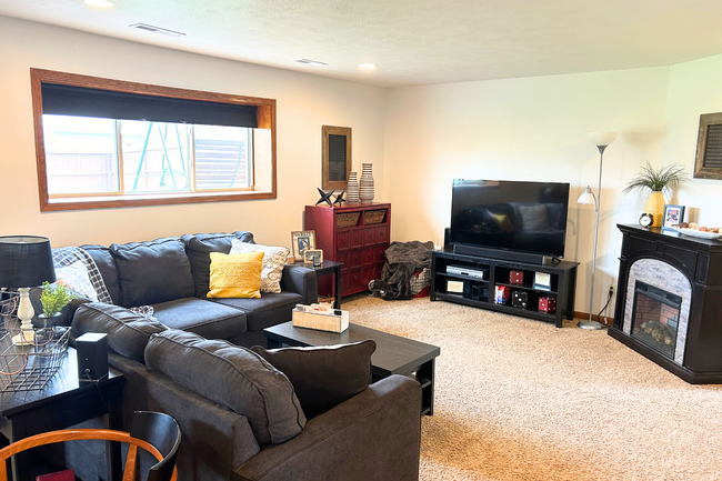Building Photo - Spacious & Stylish Home in a Prime Location!