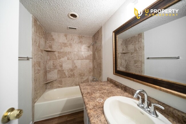 Building Photo - Sweet townhome in Dallas